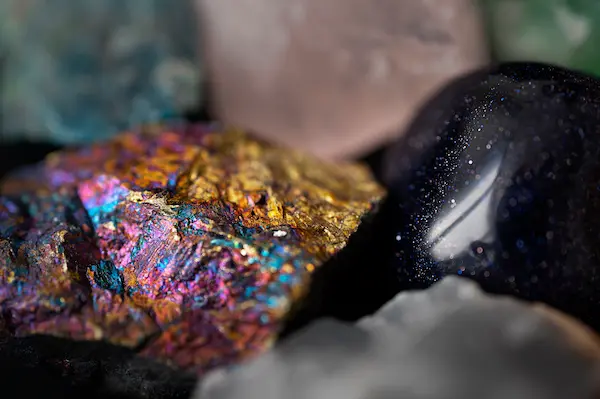 Diferencias entre minerales metálicos y no metálicos
