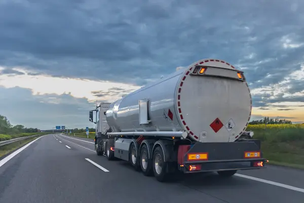 Qué medidas de seguridad se deben aplicar durante el transporte de combustible