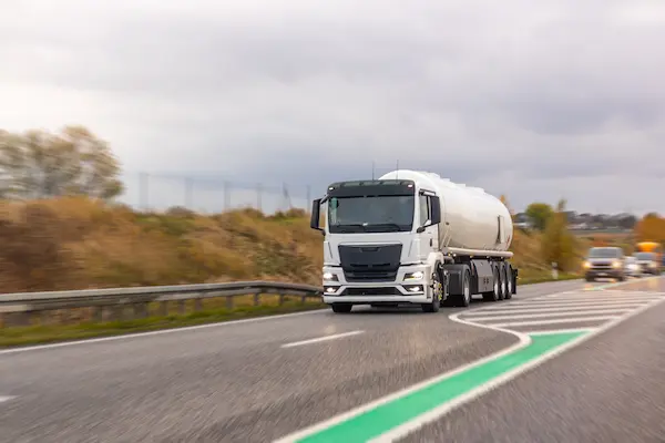 Qué medios de transporte se utilizan para trasladar combustible