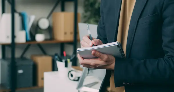 Trabajador verificando el inventario de mercancías con una lista de control